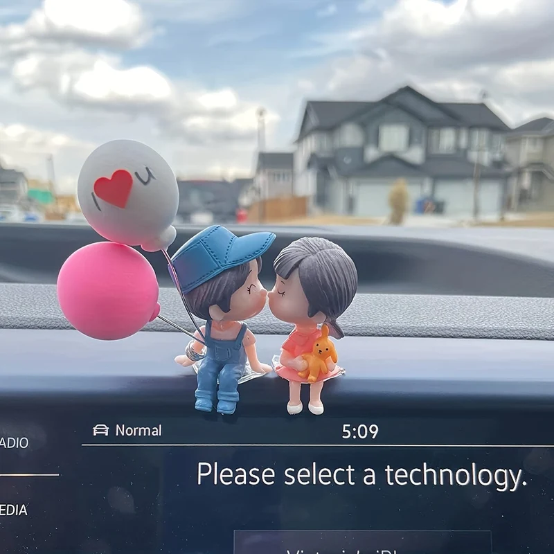 Niedliche Ornamente, paar Actionfiguren, Luftballons, Ornamente für die Armaturenbrettdekoration im Auto