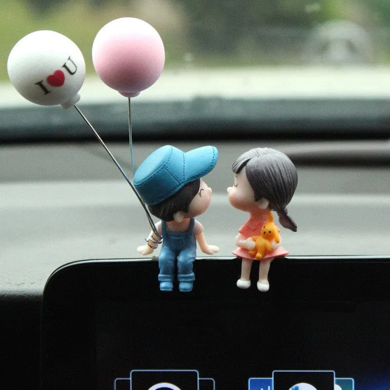 Niedliche Ornamente, paar Actionfiguren, Luftballons, Ornamente für die Armaturenbrettdekoration im Auto