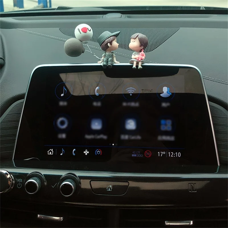 Niedliche Ornamente, paar Actionfiguren, Luftballons, Ornamente für die Armaturenbrettdekoration im Auto