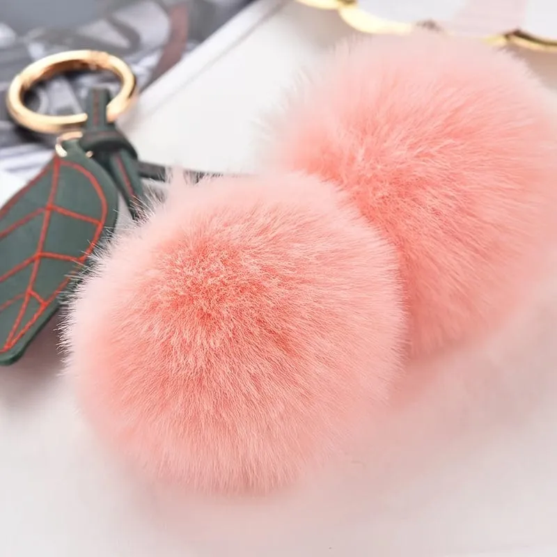 Entzückender, flauschiger Kirsch-Schlüsselanhänger – ein perfektes Accessoire für Ihr Auto oder Ihre Handtasche!