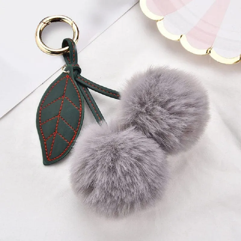 Entzückender, flauschiger Kirsch-Schlüsselanhänger – ein perfektes Accessoire für Ihr Auto oder Ihre Handtasche!