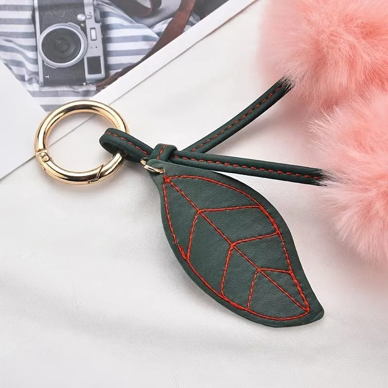 Entzückender, flauschiger Kirsch-Schlüsselanhänger – ein perfektes Accessoire für Ihr Auto oder Ihre Handtasche!
