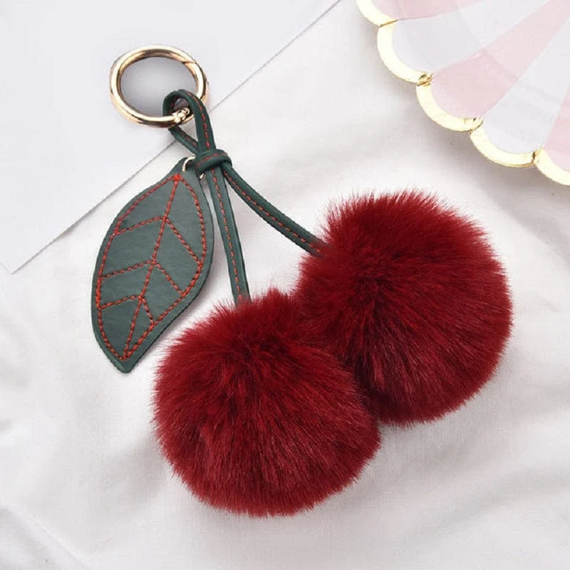 Entzückender, flauschiger Kirsch-Schlüsselanhänger – ein perfektes Accessoire für Ihr Auto oder Ihre Handtasche!