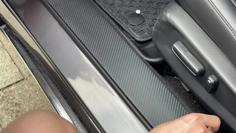 9-teiliger Einstiegsleistenschutz fürs Auto: Aufkleber aus Carbonfaser-Vinyl für maximalen Schutz!