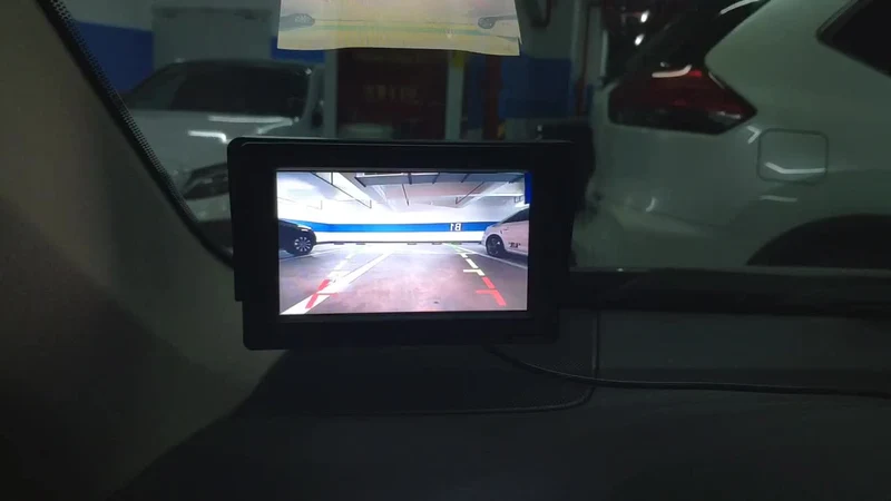 Rüsten Sie Ihr Auto mit einer wasserdichten HD-Rückfahrkamera und einem 4.3-Zoll-Display auf