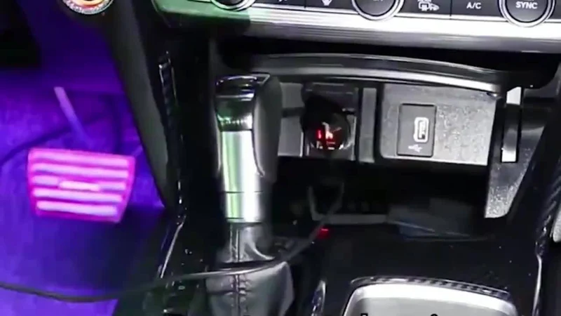 4 Stück LED-Autoleuchten, 48 LED-Innenleuchten mit intelligenter App-Fernbedienung, mehrfarbige Musik-Auto-Lichtleiste unter dem Armaturenbrett, Valentinstag-Dekoration