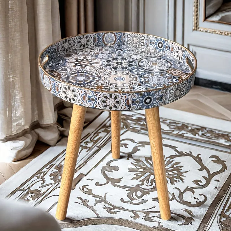 Kleine Skulptur-Dekoration im Bohème-Stil. Vielseitiger Couchtisch mit Holztablett und abnehmbaren Beinen für die Heimdekoration im Wohnzimmer