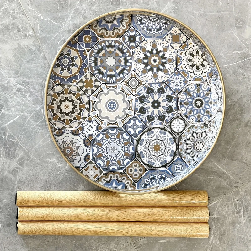 Kleine Skulptur-Dekoration im Bohème-Stil. Vielseitiger Couchtisch mit Holztablett und abnehmbaren Beinen für die Heimdekoration im Wohnzimmer