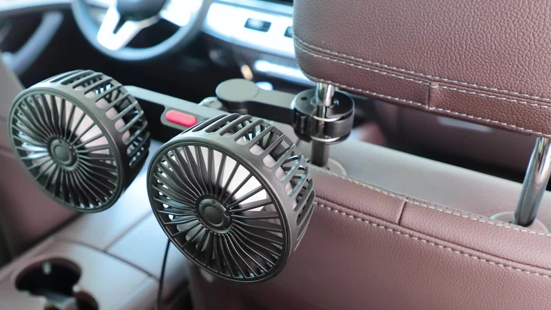 1-teiliger Autoventilator, kleine Auto-Klimaanlage, doppelköpfiger Heckventilator, starker Wind, 360-Grad-Drehung, großes Luftvolumen, Subwoofer-Betrieb, feste Clip-Montagemethode an der Basis, geeignet für Zuhause im Auto