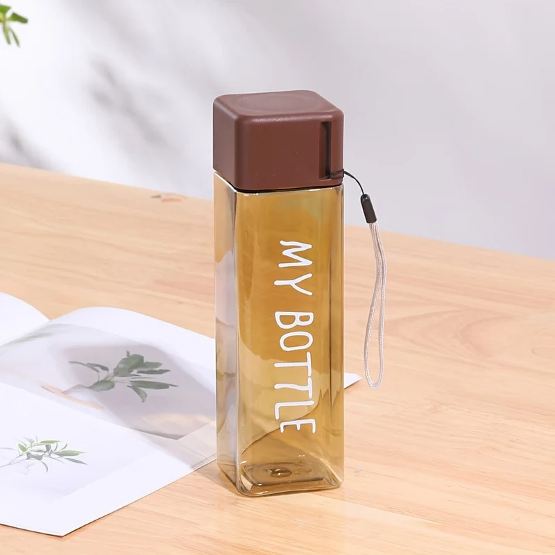 1 Stück, 17oz/500ml minimalistischer quadratischer Plastikwasserbecher, auslaufsicher, mit Hebeseil und Deckel, tragbare Sportwasserflasche, geeignet für Outdoor-Fitness, Sport und Reisen