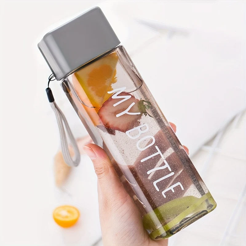 1 Stück, 17oz/500ml minimalistischer quadratischer Plastikwasserbecher, auslaufsicher, mit Hebeseil und Deckel, tragbare Sportwasserflasche, geeignet für Outdoor-Fitness, Sport und Reisen
