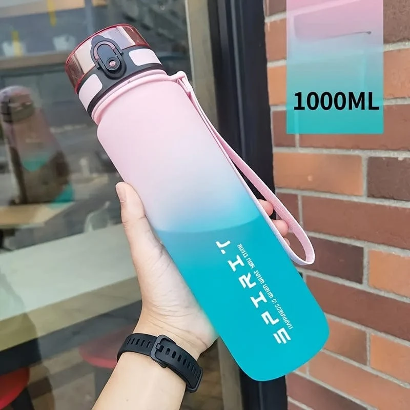 1 Stück 650 ml/1000 ml große tragbare Kunststoff-Wasserflasche, auslaufsicherer Farbverlaufs-Wasserbecher für Outdoor-Fitness-Sport-Camping-Reisen