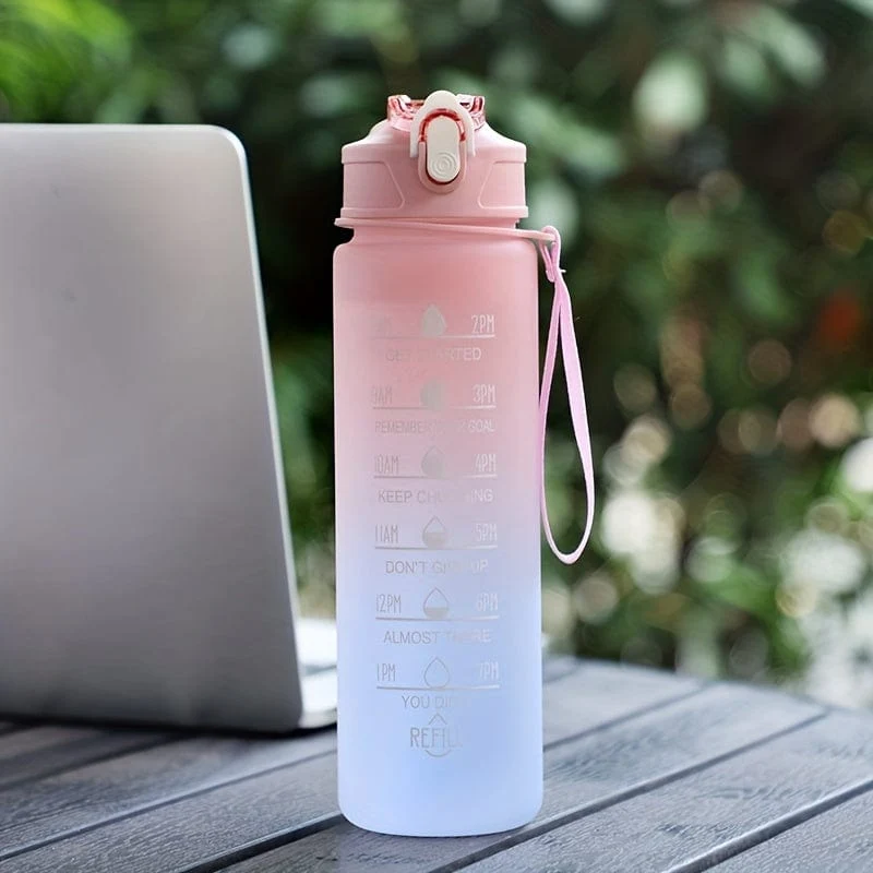 1 Stück, 750 ml motivierende Wasserflasche mit Strohhalm und Zeitmarkierung, tägliche Wasseraufnahmeflasche mit Tragegurt für Fitness, Fitnessstudio, Schule, Yoga, Wandern und auch zum Trinken von Wasser zu normalen Zeiten geeignet