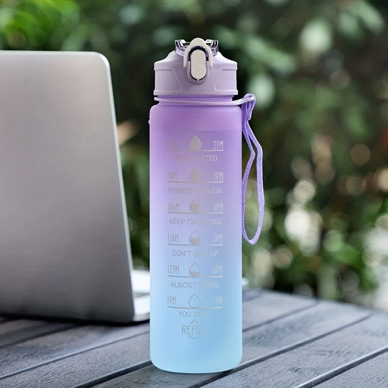 1 Stück, 750 ml motivierende Wasserflasche mit Strohhalm und Zeitmarkierung, tägliche Wasseraufnahmeflasche mit Tragegurt für Fitness, Fitnessstudio, Schule, Yoga, Wandern und auch zum Trinken von Wasser zu normalen Zeiten geeignet
