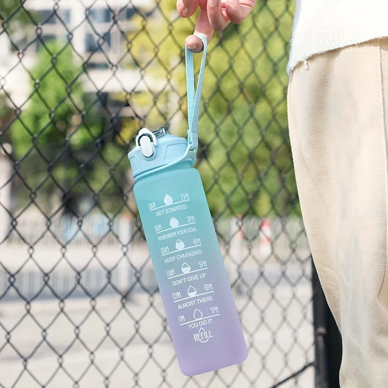 1 Stück, 750 ml motivierende Wasserflasche mit Strohhalm und Zeitmarkierung, tägliche Wasseraufnahmeflasche mit Tragegurt für Fitness, Fitnessstudio, Schule, Yoga, Wandern und auch zum Trinken von Wasser zu normalen Zeiten geeignet