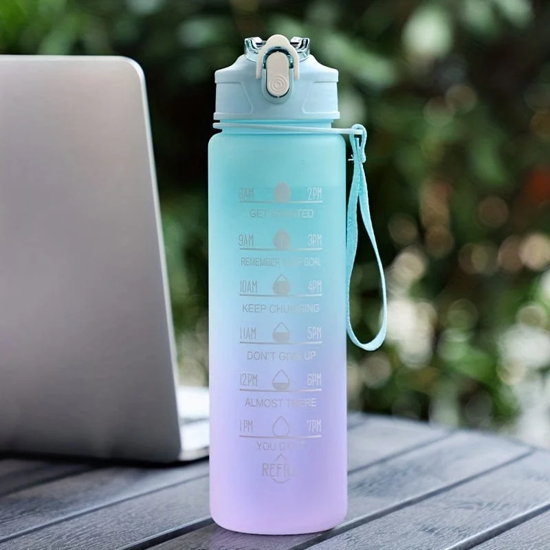 1 Stück, 750 ml motivierende Wasserflasche mit Strohhalm und Zeitmarkierung, tägliche Wasseraufnahmeflasche mit Tragegurt für Fitness, Fitnessstudio, Schule, Yoga, Wandern und auch zum Trinken von Wasser zu normalen Zeiten geeignet