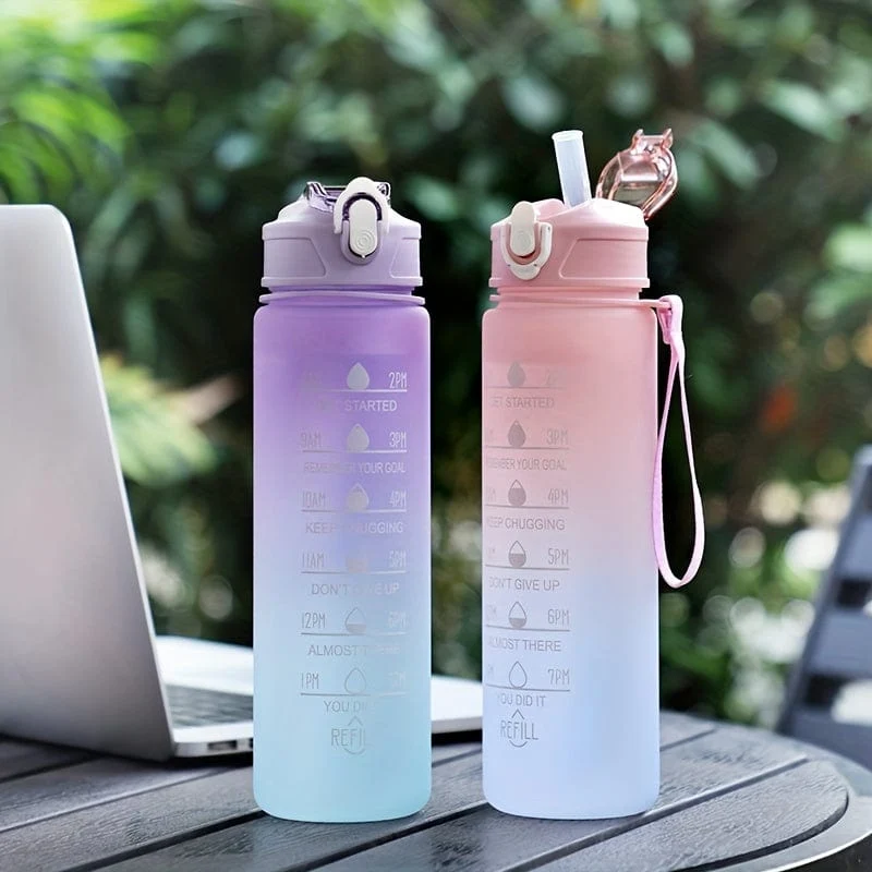 1 Stück, 750 ml motivierende Wasserflasche mit Strohhalm und Zeitmarkierung, tägliche Wasseraufnahmeflasche mit Tragegurt für Fitness, Fitnessstudio, Schule, Yoga, Wandern und auch zum Trinken von Wasser zu normalen Zeiten geeignet