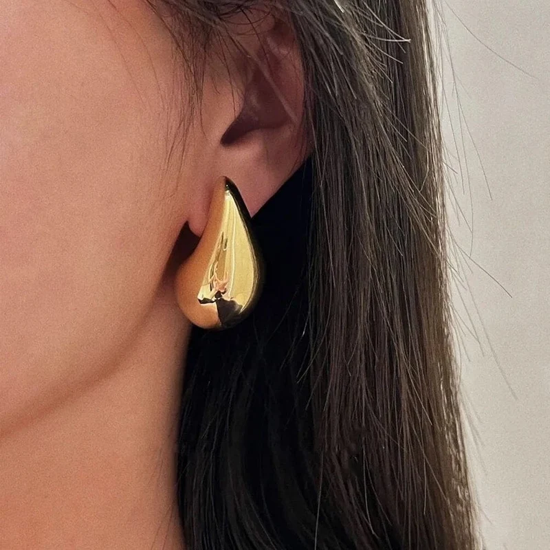 Edelstahl vergoldete Tropfen-Ohrringe Dupes für Damen, leichte, glatte Wassertropfen-Creolen aus Metall, trendiger Schmuck