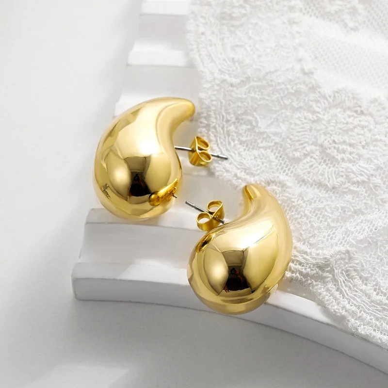 Edelstahl vergoldete Tropfen-Ohrringe Dupes für Damen, leichte, glatte Wassertropfen-Creolen aus Metall, trendiger Schmuck