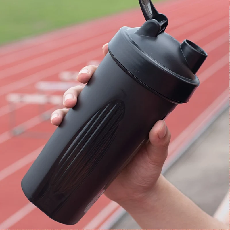 1 Stück, großer Sport-Shake-Becher, mit Metall-Rührkugel, zum Mischen von Protein-Pulver-Shake-Getränken, Sportwasserflasche, geeignet für Fitnessstudio, Schulspielplatzarbeit und andere, der beste Begleiter für Sportler, 600 ml/20 Unzen