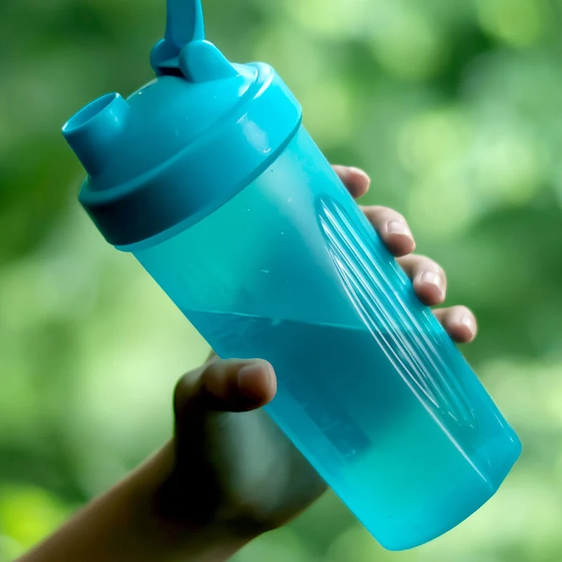 1 Stück, großer Sport-Shake-Becher, mit Metall-Rührkugel, zum Mischen von Protein-Pulver-Shake-Getränken, Sportwasserflasche, geeignet für Fitnessstudio, Schulspielplatzarbeit und andere, der beste Begleiter für Sportler, 600 ml/20 Unzen