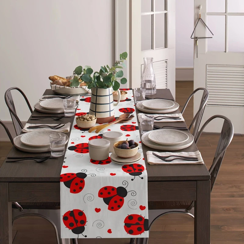 1 Stück, Tischläufer, The Road Of Ladybug Love Dot Texture auf dem Esstisch, Hochzeitsdekoration, Desktop, Festival-Party-Tischdecke, Home-Party-Dekoration, Home-Party-Innendekoration, Party-Geschirrzubehör