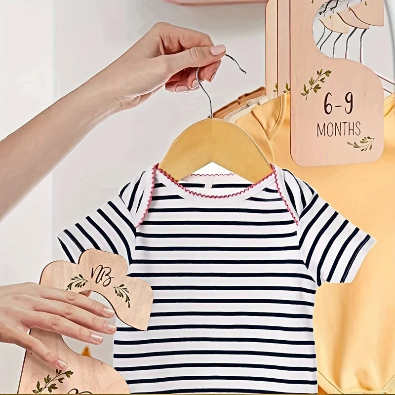 8 Stück doppelseitige Baby-Schrank-Organizer aus Holz, Baby-Schrank-Trennwände, Neugeborene bis 24 Monate, bezaubernde Kinderzimmer-Dekoration, Kleiderbügel-Trennwände in Baby-Kleidergröße für Babys, Mädchen und Jungen, Halloween, Thanksgiving, Weihnachtsgeschenk