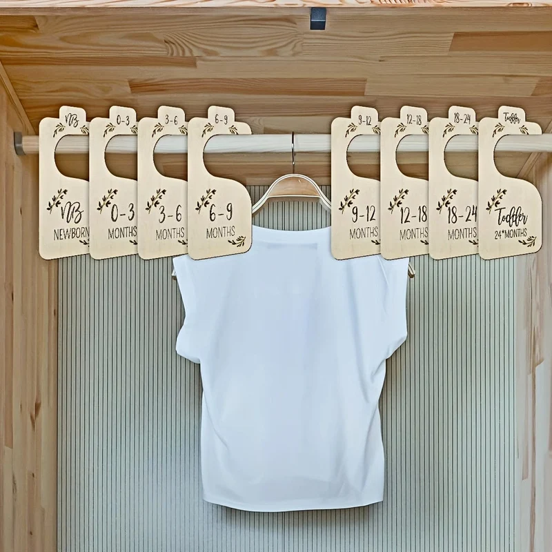 8 Stück doppelseitige Baby-Schrank-Organizer aus Holz, Baby-Schrank-Trennwände, Neugeborene bis 24 Monate, bezaubernde Kinderzimmer-Dekoration, Kleiderbügel-Trennwände in Baby-Kleidergröße für Babys, Mädchen und Jungen, Halloween, Thanksgiving, Weihnachtsgeschenk