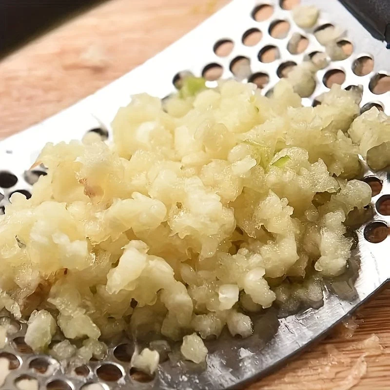 1 Stück, Knoblauchpresse aus Edelstahl. Zerkleinern Sie Knoblauch ganz einfach mit diesem multifunktionalen Küchenwerkzeug!
