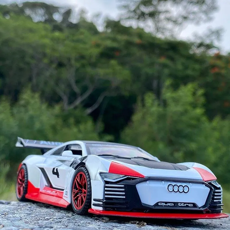 1:32 Audi Automodell GT Le Mans Racing Simulation Legierung Zurückziehen von Sound und Lichttür Kinderspielzeugauto aus Metall Geburtstagsgeschenk