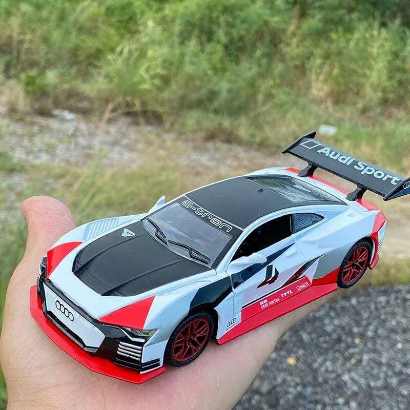 1:32 Audi Automodell GT Le Mans Racing Simulation Legierung Zurückziehen von Sound und Lichttür Kinderspielzeugauto aus Metall Geburtstagsgeschenk