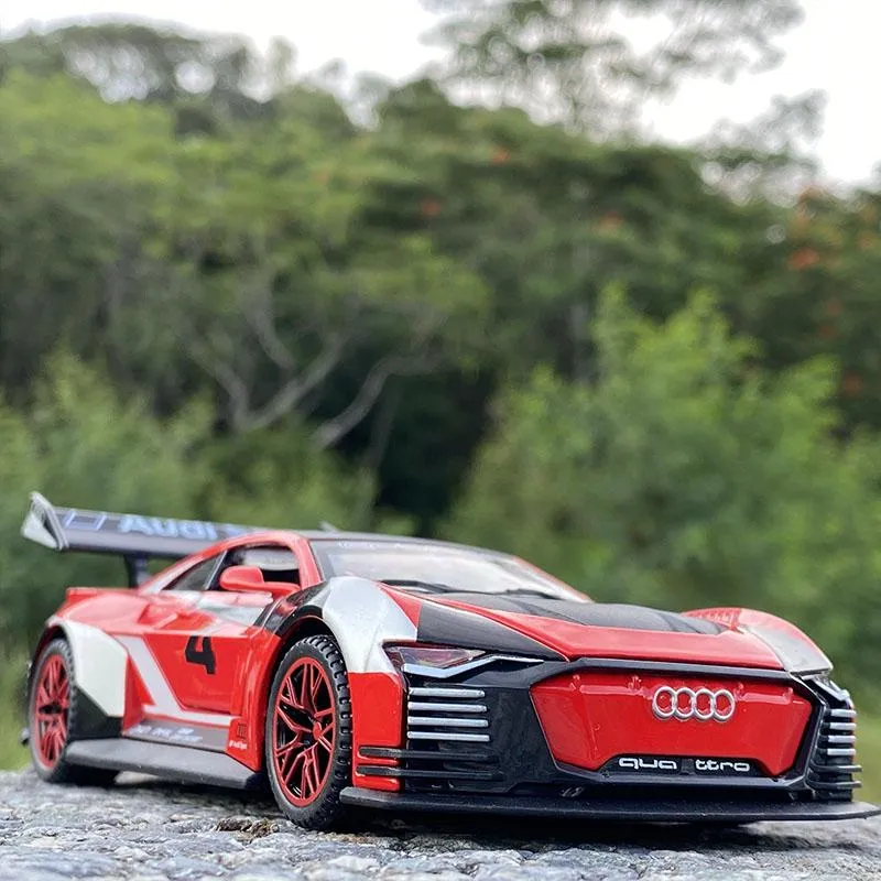 1:32 Audi Automodell GT Le Mans Racing Simulation Legierung Zurückziehen von Sound und Lichttür Kinderspielzeugauto aus Metall Geburtstagsgeschenk