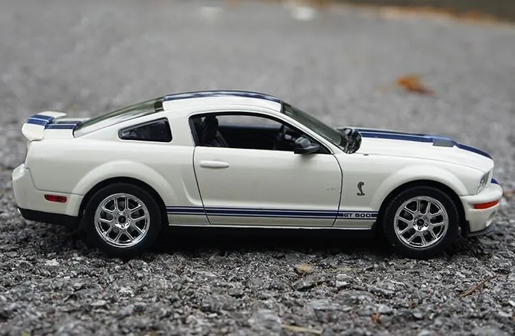 1:24 Ford Mustang Shelby GT500 Cobra 2007 Hochsimulationsautomodell Legierung Kinderspielzeugauto Sammeln Kindergeschenke