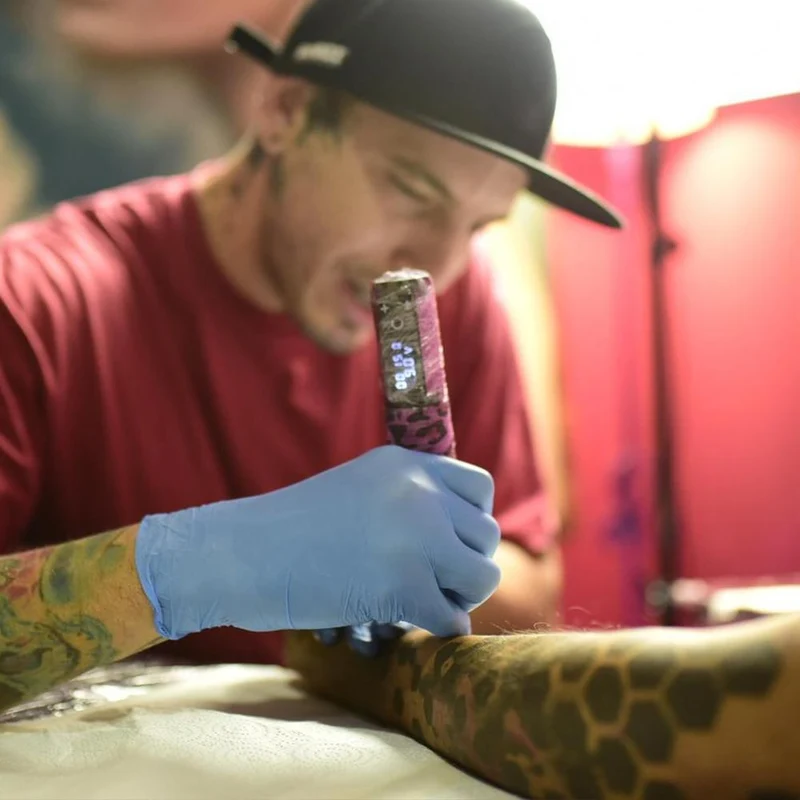 Drahtlose Tattoo-Stift-Maschine Brushless Motor 1950 mAh Lithium-Batterie Schnellladung für Reisemobilität
