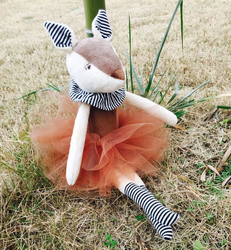 Luxuriöses, handgefertigtes Mogo-Plüschtier, 37 cm, süßes Reh im Tutu, weiche Stofftierpuppe, dekoratives Spielzeug, weiches Reh, Wohnaccessoires (braun, 37 cm)