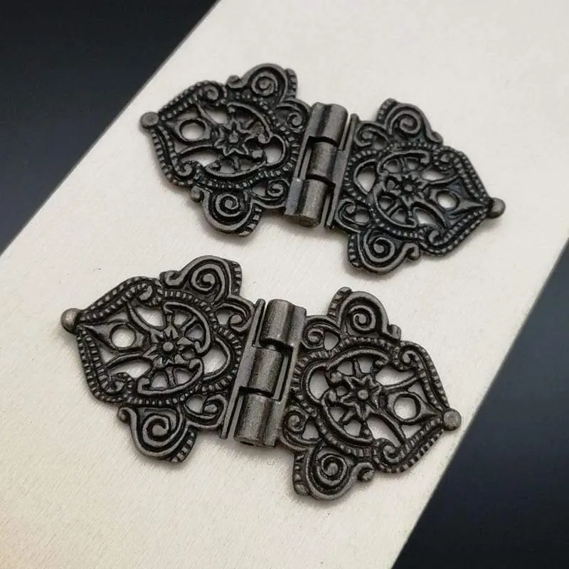 2x Antike Bronze Mini Spitzenscharnier Kleine dekorative Schmuck Holz Box Box Schranktür Scharniere mit Nägeln Möbel Zubehör