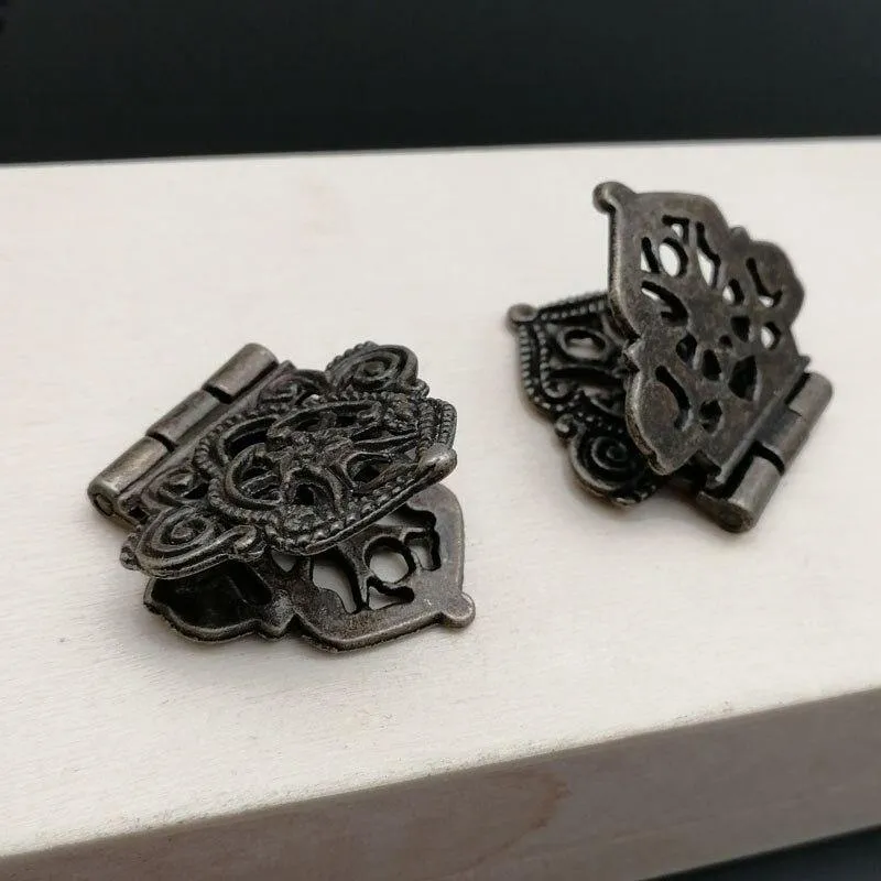 2x Antike Bronze Mini Spitzenscharnier Kleine dekorative Schmuck Holz Box Box Schranktür Scharniere mit Nägeln Möbel Zubehör