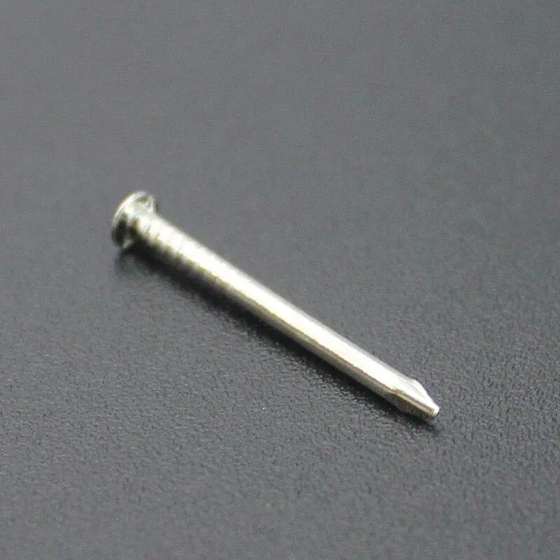 Silberfarbene kleine Nägel für dekorative Möbel