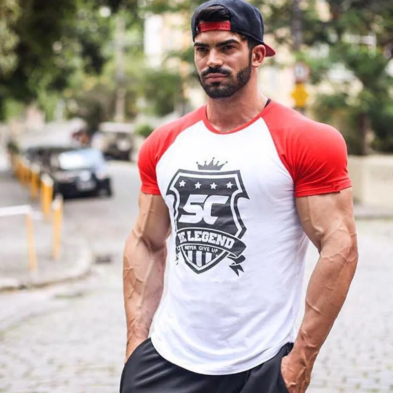 Männer Fitness Bodybuilding Baumwolle T-shirt Fitnessstudios Workout Dünne Patchwork T Shirt Sommer Männlichen Casual Fashion Print T Tops Kleidung