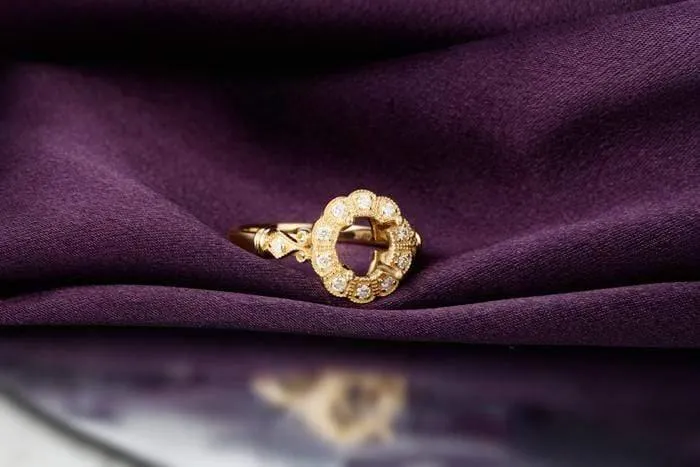 Oval geschliffener Halbfassungsring & 0.18 ct Diamant 14 Karat Gelbgold Edelstein Verlobungsring Edler Schmuck