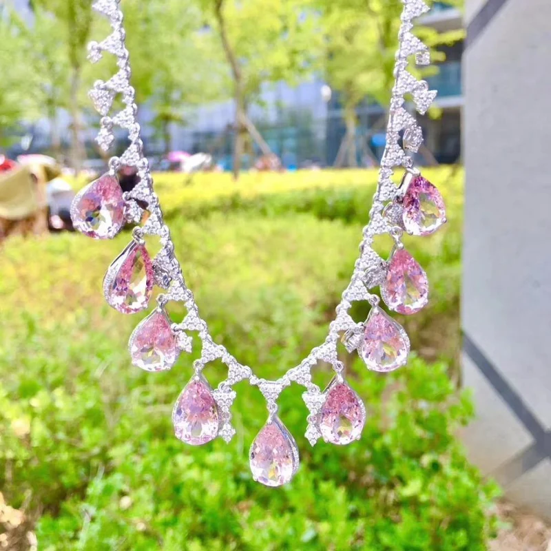 18 K Weißgold AU750 Natürlicher Morganit 30.3 ct Edelsteine ​​Diamanten Anhänger für Frauen Feine Halskette