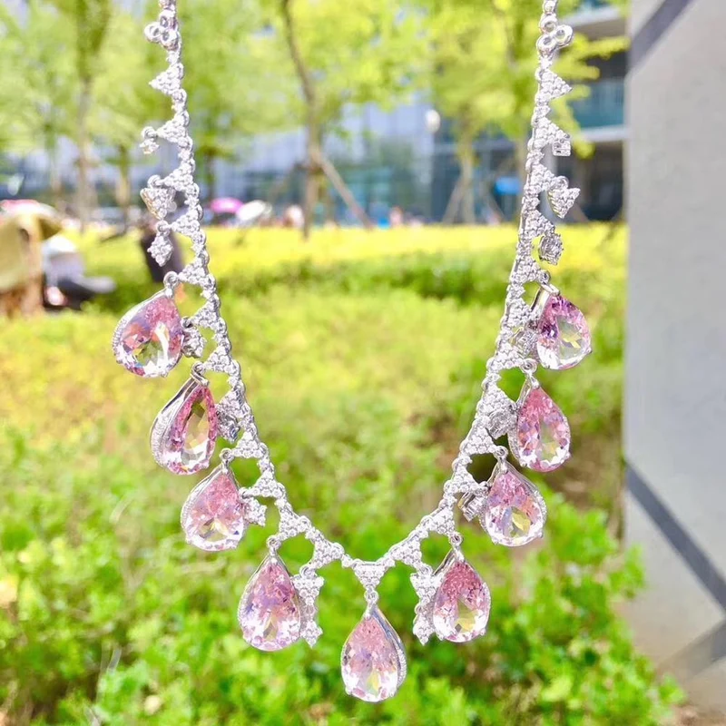 18 K Weißgold AU750 Natürlicher Morganit 30.3 ct Edelsteine ​​Diamanten Anhänger für Frauen Feine Halskette
