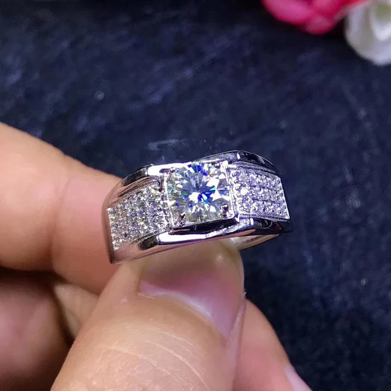 Moissanite Herrenringe, heute der beliebteste Edelstein, haben eine hohe Härte, vergleichbar mit Diamanten. 925 Silber