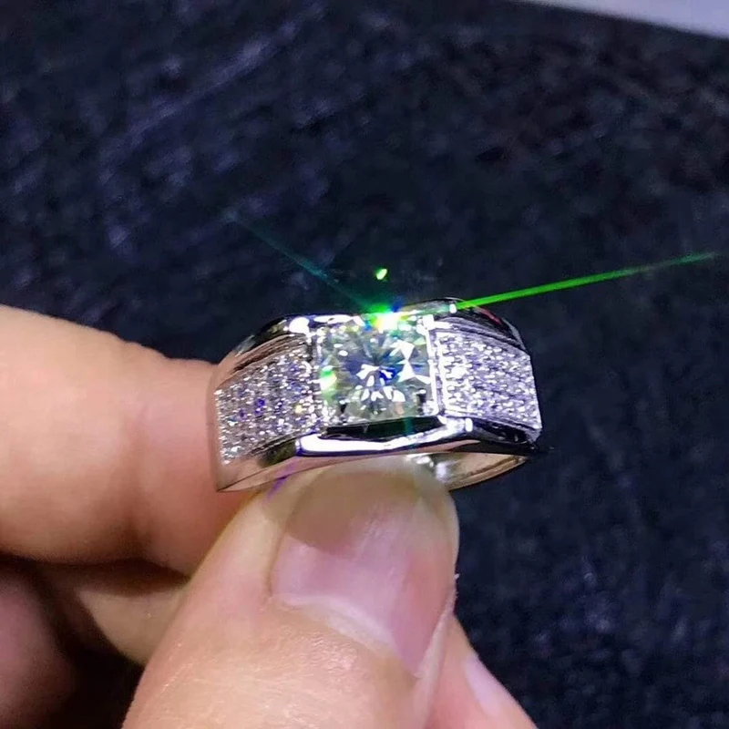 Moissanite Herrenringe, heute der beliebteste Edelstein, haben eine hohe Härte, vergleichbar mit Diamanten. 925 Silber