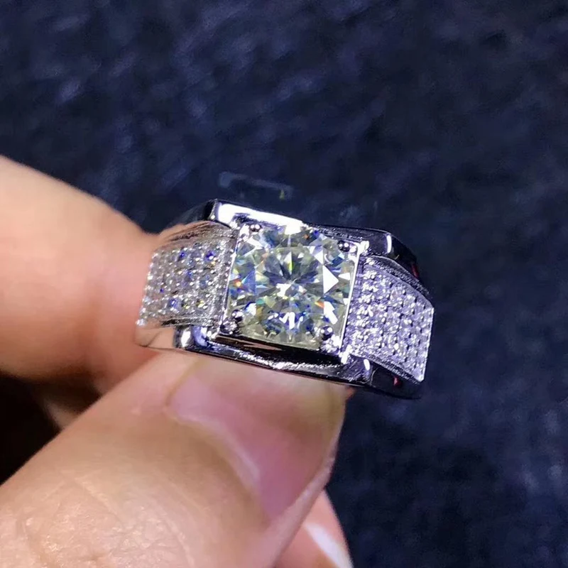 Moissanite Herrenringe, heute der beliebteste Edelstein, haben eine hohe Härte, vergleichbar mit Diamanten. 925 Silber