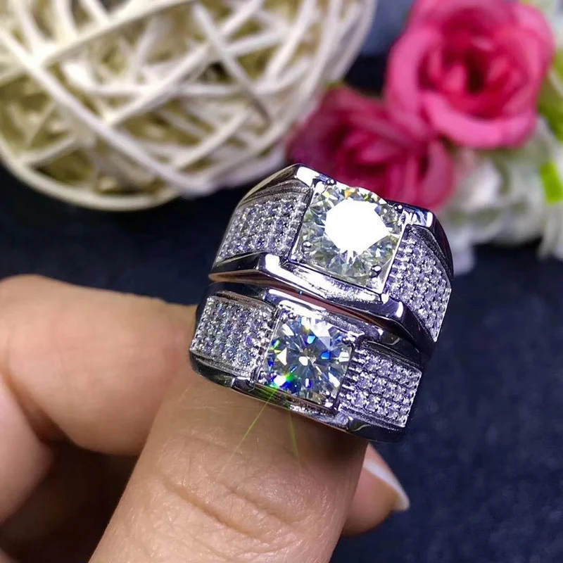 Moissanite Herrenringe, heute der beliebteste Edelstein, haben eine hohe Härte, vergleichbar mit Diamanten. 925 Silber