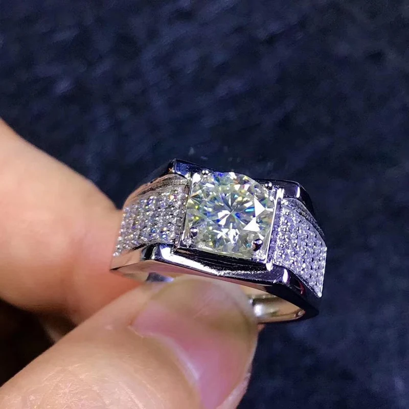 Moissanite Herrenringe, heute der beliebteste Edelstein, haben eine hohe Härte, vergleichbar mit Diamanten. 925 Silber