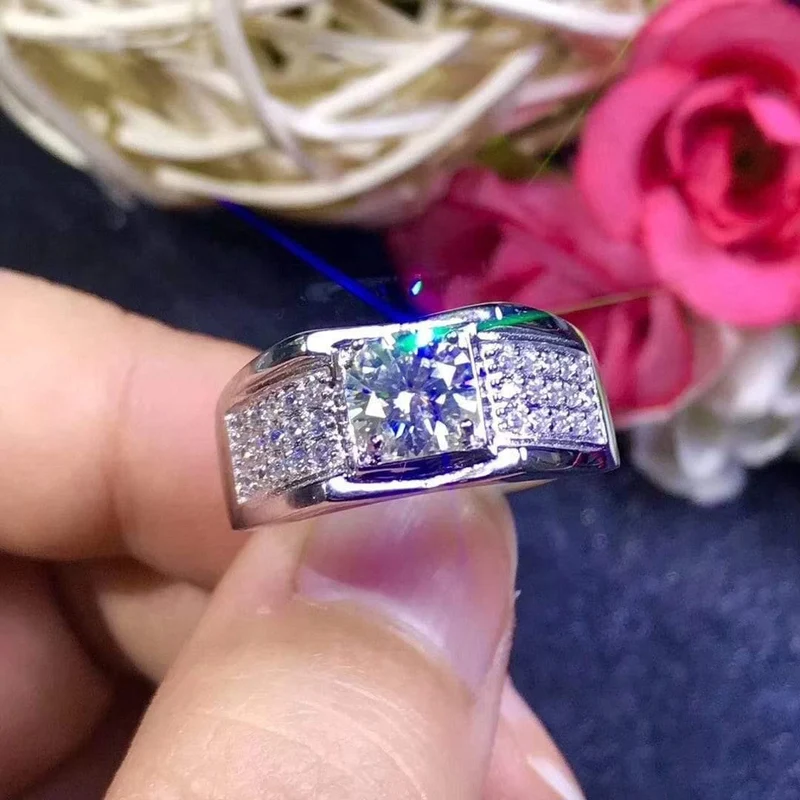 Moissanite Herrenringe, heute der beliebteste Edelstein, haben eine hohe Härte, vergleichbar mit Diamanten. 925 Silber