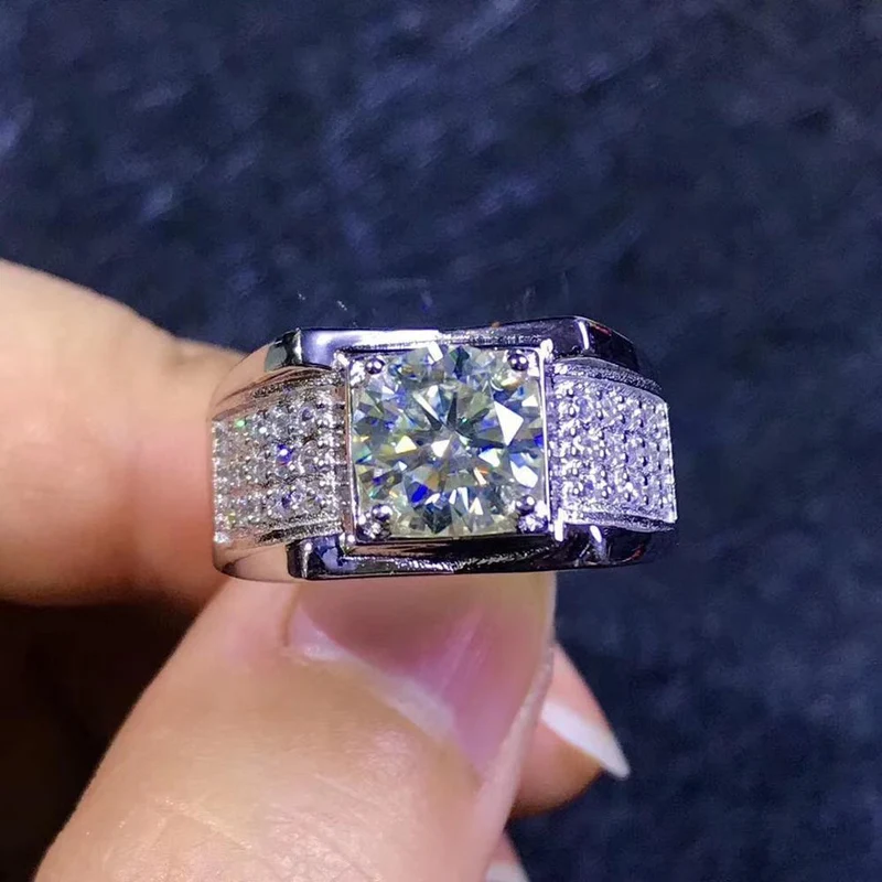 Moissanite Herrenringe, heute der beliebteste Edelstein, haben eine hohe Härte, vergleichbar mit Diamanten. 925 Silber