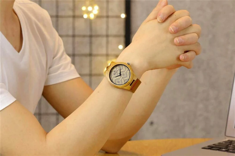 Der Bambus des Liebhabers passt Retro spezielle wellenförmige Linien Frauen-Uhr-echtes Leder-Uhrenarmband-Geburtstags-Geschenke auf